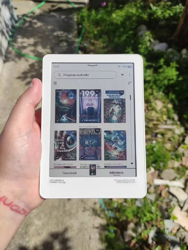 亚马逊新款彩屏 Kindle 曝光近日有网友在 Reddit 平台发帖分享了仍处于开发阶段的彩色电纸屏 Kindle 原型机，这款产品目前在亚马逊内部采用「Kindle Petit Color」命名，但这大概率不会是最终的上市名称