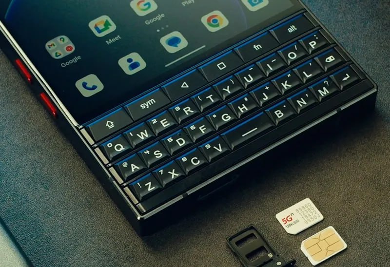 Unihertz 推出新款全键盘安卓手机Unihertz 近日更新了旗下全键盘安卓手机，新品「Titan 2」搭载天玑 7300 芯片，配合 12GB RAM + 512GB 闪存，定价 2899 元