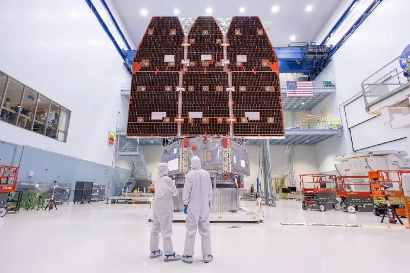 罗曼太空望远镜完成组装NASA 近日在戈达德太空飞行中心成功完成了「南希・格蕾丝・罗曼太空望远镜(Nancy Grace Roman Space Telescope)」内外组件的对接，这台耗资 43 亿美元的究极眼镜在多次面临预算削减甚至取消威胁后，终于顺利完成地面安装，并进入测试阶段