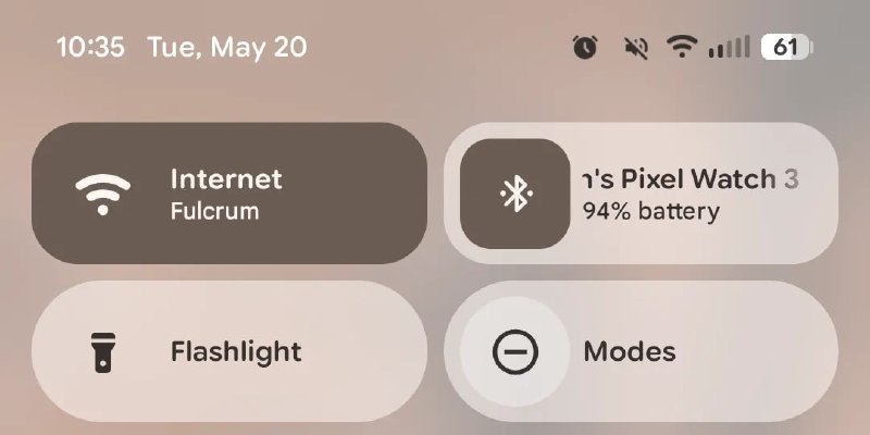 原生安卓或有望迎回独立 Wi-Fi / 移动数据开关自 2020 年将原生 Android 的「Wi-Fi」与「移动数据」开关合并为单一的「互联网」按钮后，这一合并按钮近日有往回归到更好用的拆分状态