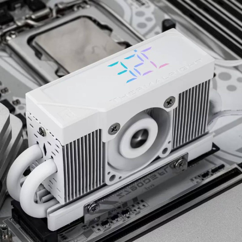 利民推出主动式 M.2 硬盘散热器利民近日发布了一款专为 M.2 固态硬盘设计的主动式散热器，这款产品采用 4 根 5mm 热管，配合 1 枚 3010 规格，最高转速 6500 RPM 的风扇构成散热系统，散热器顶部配备 ARGB 数显段码屏，可实时显示温度信息，并能通过 TRCC 软件实时了解到硬盘的温度、占用率、读写速度等参数