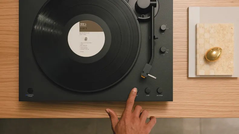 索尼时隔七年推出两款全新黑胶唱机自 2019 年推出「PS-LX310BT」后，时隔七年索尼再次推出了全新的黑胶唱机产品