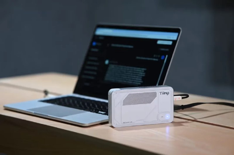 Tiiny AI 发布全球最小超算AI 硬件初创公司 Tiiny AI 近日发布了一款号称全球最小的 AI 超级计算机「Tiiny AI Pocket Lab」，这款仅重 300 余克的设备搭载了 12 核心的 ARMv9.2 处理器以及 80GB LPDDR5X 内存，算力达到 190 TOPS