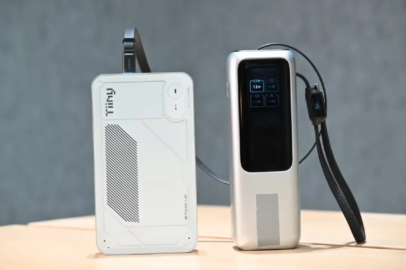 Tiiny AI 发布全球最小超算AI 硬件初创公司 Tiiny AI 近日发布了一款号称全球最小的 AI 超级计算机「Tiiny AI Pocket Lab」，这款仅重 300 余克的设备搭载了 12 核心的 ARMv9.2 处理器以及 80GB LPDDR5X 内存，算力达到 190 TOPS