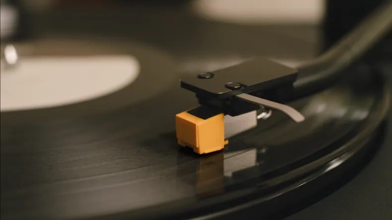 索尼时隔七年推出两款全新黑胶唱机自 2019 年推出「PS-LX310BT」后，时隔七年索尼再次推出了全新的黑胶唱机产品