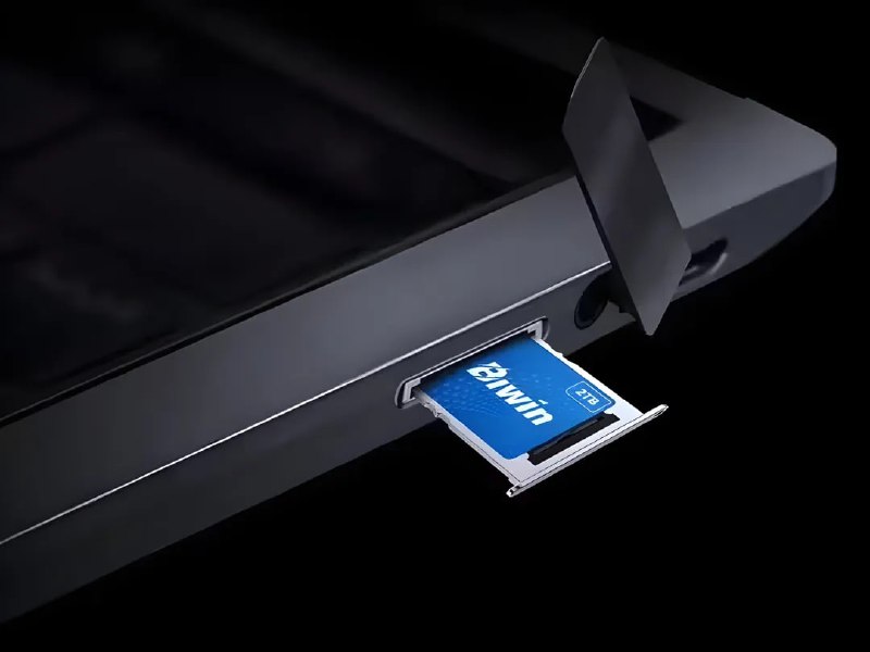 佰维推出最小消费级固态硬盘佰维近日面向消费级市场，发布了迄今为止最小的消费级固态硬盘「Mini SSD CL100」