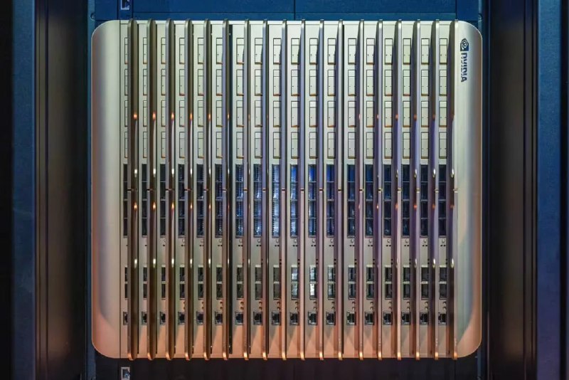 NVIDIA 展示未来 AI 工厂NVIDIA 在 OCP 峰会上展示了未来「AI 工厂」的设想，其中全新的 Kyber 机架平台开发成果在本次峰会首次展示，该平台将替换当前为 Blackwell 架构服务的 Oberon 平台，其最高单机架 576 块 Rubin Ultra GPU 的巨大容纳能力将成为届时算力密度最高的计算节点