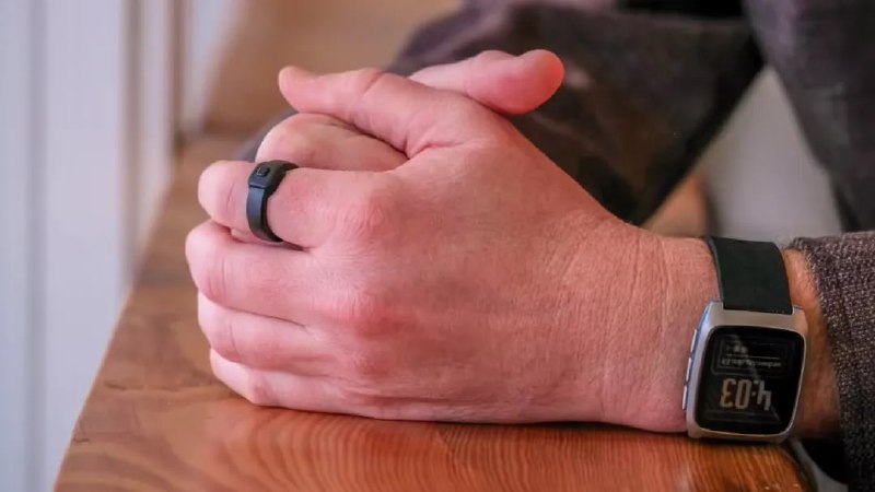 Pebble 推出智能戒指在回归智能手表业务后，Pebble 近日发布了全新的智能戒指产品「Pebble Index 01」，与其他智能戒指产品主打的「健康」这一与智能手表重复的赛道不同，Pebble 将这款设备定义为「用户的外部记忆」，主打音频录制与任务处理功能