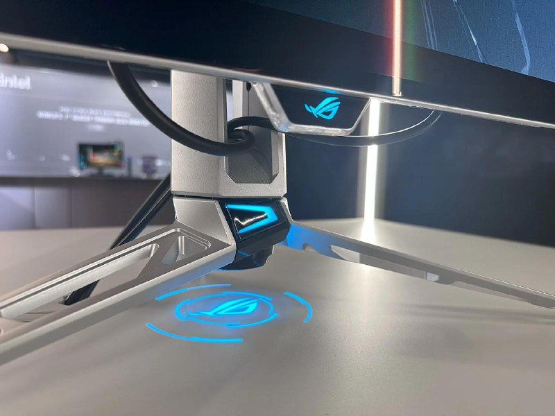 ▎华硕推出720p 分辨率下刷新率高达720Hz的电竞显示器在 2025 年科隆游戏展（Gamescom 2025）上，华硕（Asus）推出了一款可能重新定义电竞显示器标杆的产品 ——ROG Swift OLED PG27AQWP-W